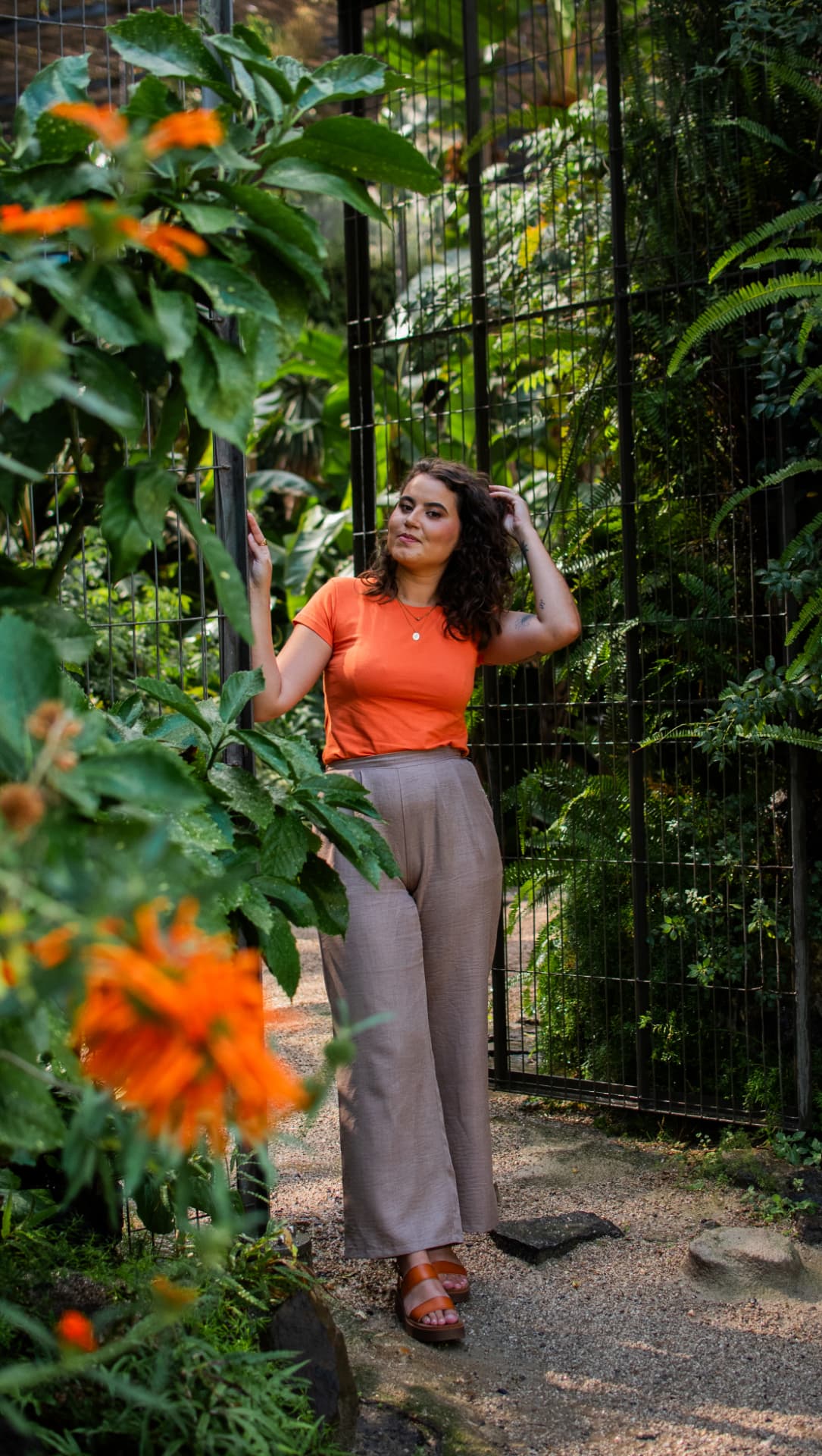 Marisa Henriques num jardim